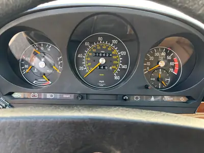 Mercedes-Benz SL 380 — Roadster mythique 1984, 16500 km seulement, version US rare — Miniatura 17