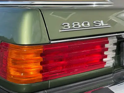 Mercedes-Benz SL 380 — Roadster mythique 1984, 16500 km seulement, version US rare — Miniatura 21