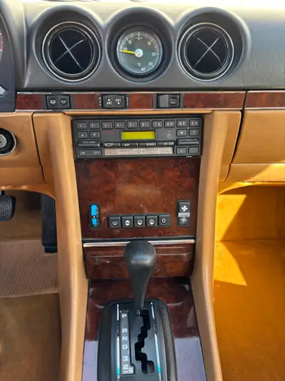 Mercedes-Benz SL 380 — Roadster mythique 1984, 16500 km seulement, version US rare — Miniatura 29