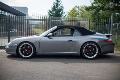 Porsche 911 Carrera S Cabrio 997 — Roadster légendaire, seulement 1000 km au compteur — côté