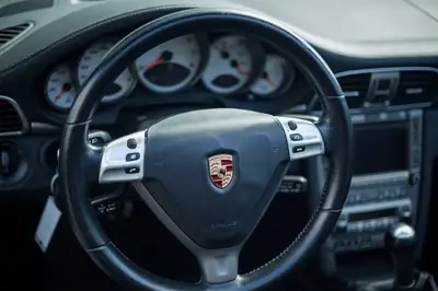 Porsche 911 Carrera S Cabrio 997 — Roadster légendaire, seulement 1000 km au compteur — tableau de bord