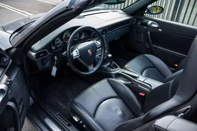 Porsche 911 Carrera S Cabrio 997 — Roadster légendaire, seulement 1000 km au compteur — intérieur
