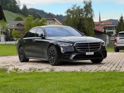 Mercedes-Benz S 580 e L 4Matic AMG Line — Berline hybride rechargeable, 28 000 km seulement — vista esterna