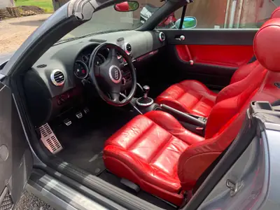 Audi TT Roadster 1.8 T quattro — Cabriolet sportif mythique, 225 ch dynamiques — fianco