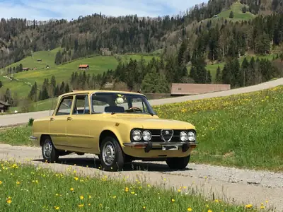 Alfa Romeo Giulia Nuova Super 1300 — Classique italien authentique de 1975 — vue extérieure