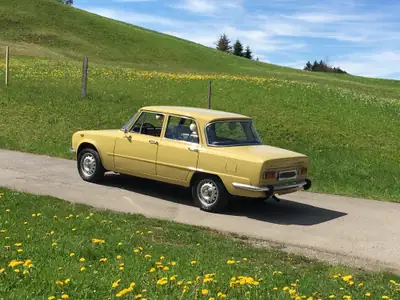 Alfa Romeo Giulia Nuova Super 1300 — Classique italien authentique de 1975 — arrière