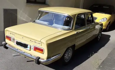 Alfa Romeo Giulia Nuova Super 1300 — Classique italien authentique de 1975 — détail