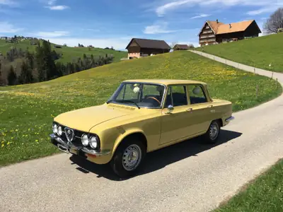Alfa Romeo Giulia Nuova Super 1300 — Classique italien authentique de 1975 — intérieur