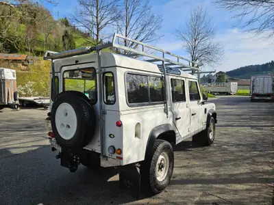 Land Rover Defender 110 TD4 — L'incontournable 4x4 robuste, 95'000 km seulement — side view