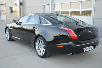 Jaguar XJ 3.0d V6 Premium Luxury — Berline de prestige, 99'000 km seulement — Heckansicht