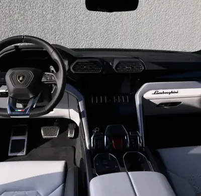 Lamborghini Urus 650 ch — Le SUV sportif italien ultime, historique entretien Lamborghini — vista posteriore