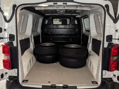 Peugeot E-Expert 75 kWh Premium — Utilitaire électrique performant, quasi neuf — côté
