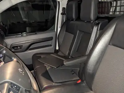 Peugeot E-Expert 75 kWh Premium — Utilitaire électrique performant, quasi neuf — intérieur