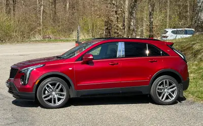 Cadillac XT4 350T Sport AWD — SUV premium américain, 33 000 km seulement — vista esterna