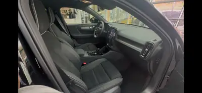 Volvo XC40 B4 MH Plus Dark 2024 — SUV hybride compact, état neuf avec garantie premium — fianco