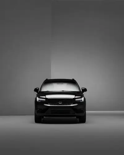 Volvo XC40 B4 MH Plus Dark 2024 — SUV hybride compact, état neuf avec garantie premium — vista posteriore
