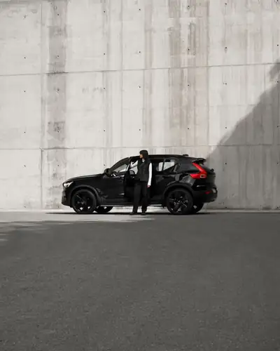 Volvo XC40 B4 MH Plus Dark 2024 — SUV hybride compact, état neuf avec garantie premium — vista esterna