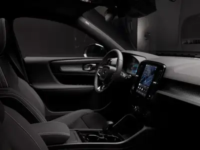 Volvo XC40 B4 MH Plus Dark 2024 — SUV hybride compact, état neuf avec garantie premium — cruscotto