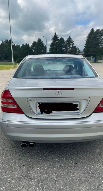 Mercedes-Benz C 32 AMG — Berline sportive 354 ch, automata performante — Heckansicht