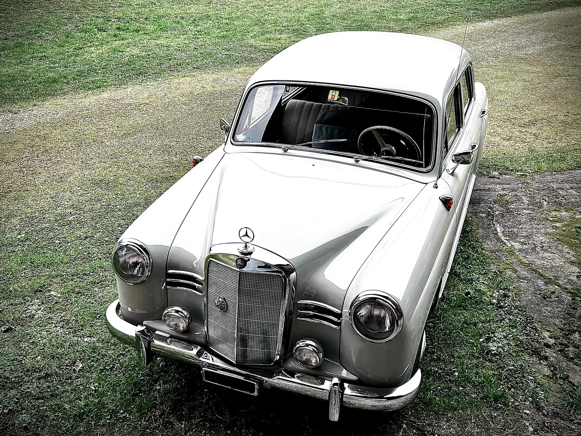Mercedes-Benz 180D 1958 — Classique diesel authentique, immatriculé vétéran suisse — vue extérieure