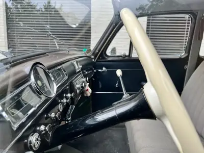 Mercedes-Benz 180D 1958 — Classique diesel authentique, immatriculé vétéran suisse — détail