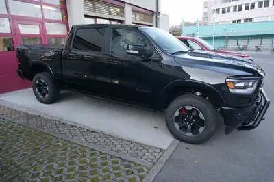Dodge Ram 1500 Crew Cab Rebel Sport — Pick-up musclé 396 ch, 4x4, équipements premium — fianco