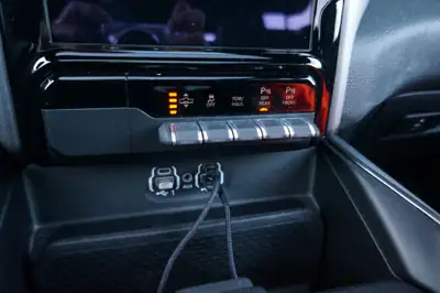 Dodge Ram 1500 Crew Cab Rebel Sport — Pick-up musclé 396 ch, 4x4, équipements premium — Miniatura 17