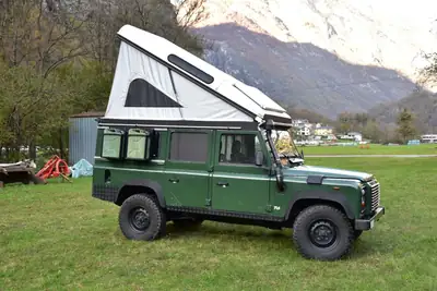 Land Rover Defender 110 SW — Légende du 4x4 utilitaire, fiable et robuste — exterior view