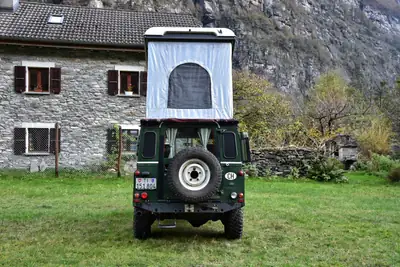 Land Rover Defender 110 SW — Légende du 4x4 utilitaire, fiable et robuste — Thumbnail 8