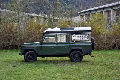 Land Rover Defender 110 SW — Légende du 4x4 utilitaire, fiable et robuste — Thumbnail 10