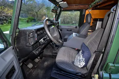 Land Rover Defender 110 SW — Légende du 4x4 utilitaire, fiable et robuste — Thumbnail 12