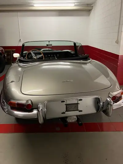 Jaguar E-Type 1964 — Cabriolet légendaire, 4'279 km, état exceptionnel — fianco
