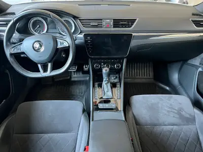 Škoda Superb Combi 2.0 TSI SportLine+ — Break premium 4x4, 280 ch et attelage inclus — détail