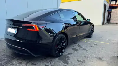 Tesla Model 3 Long Range Dual Motor AWD — 629 km d'autonomie, performances électriques — side view