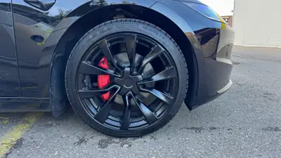 Tesla Model 3 Long Range Dual Motor AWD — 629 km d'autonomie, performances électriques — rear view