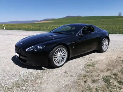 Aston Martin V8 Vantage 4.3 — Coupé sportif de légende, 385 ch purs — Seitenansicht