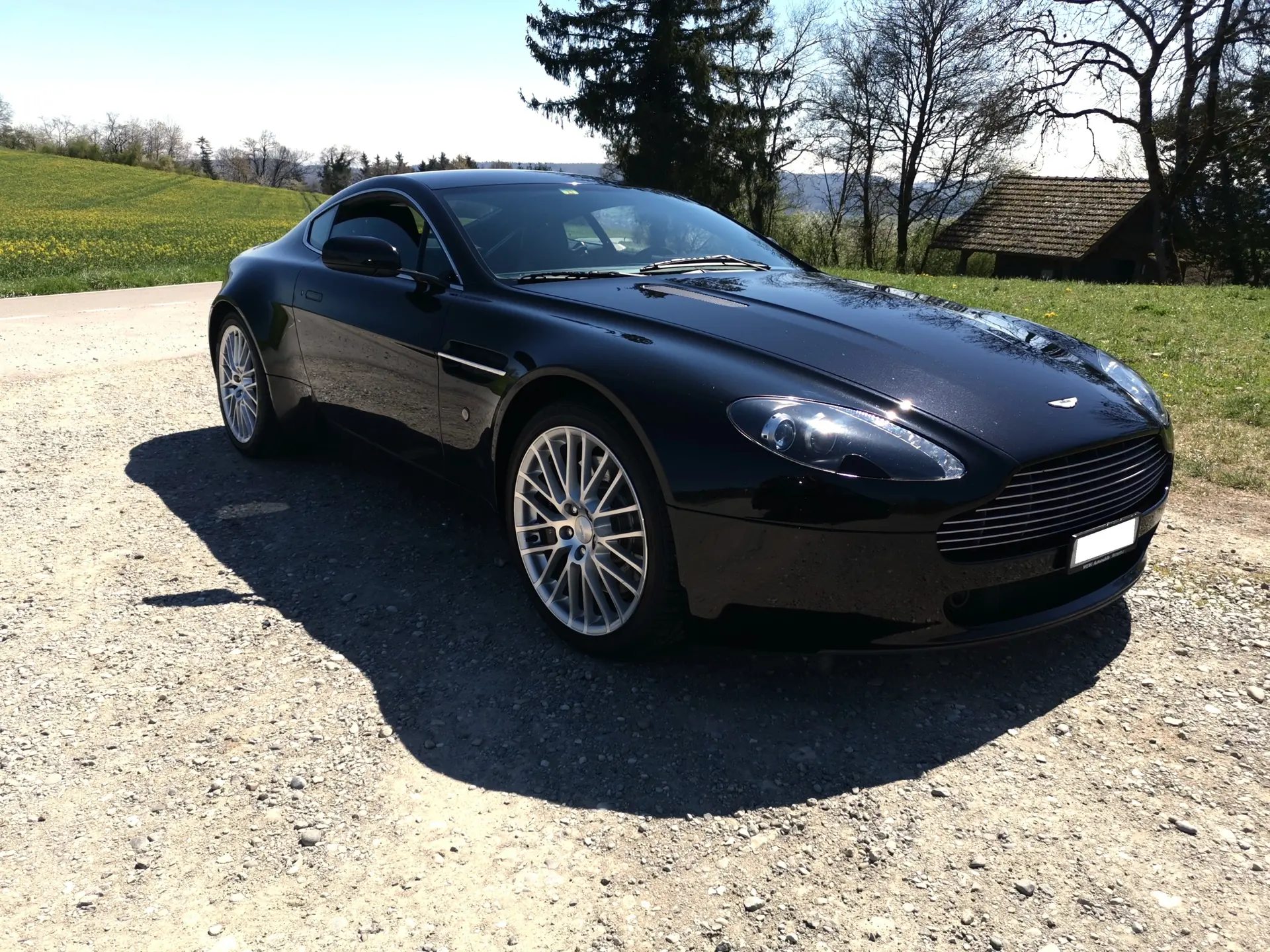 Aston Martin V8 Vantage 4.3 — Coupé sportif de légende, 385 ch purs — Außenansicht