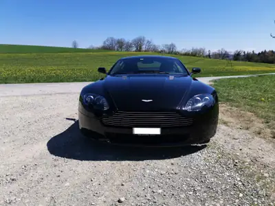 Aston Martin V8 Vantage 4.3 — Coupé sportif de légende, 385 ch purs — Heckansicht
