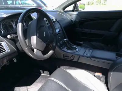 Aston Martin V8 Vantage 4.3 — Coupé sportif de légende, 385 ch purs — Detail