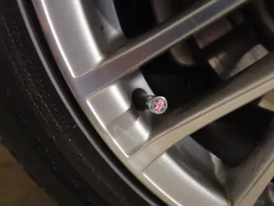 Aston Martin V8 Vantage 4.3 — Coupé sportif de légende, 385 ch purs — Miniatur 12