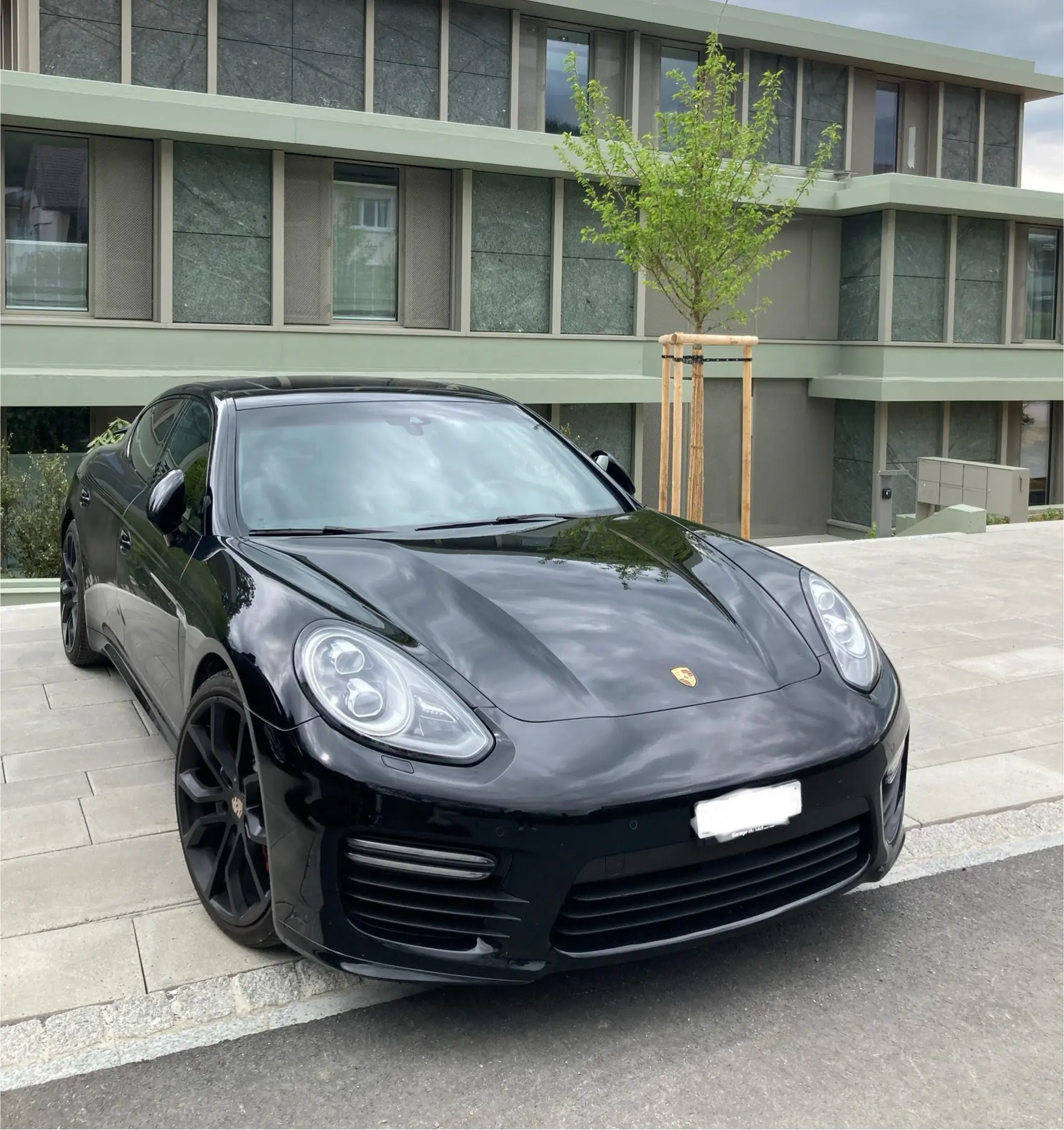 Porsche Panamera GTS 4.8 PDK — Grand tourer sportif, 96 000 km seulement — vue extérieure
