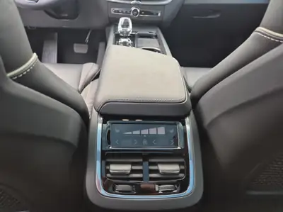 Volvo XC60 2.0 B5 MH Ultimate Dark — SUV hybride premium, 23'000 km seulement — Miniature 12