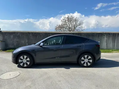 Tesla Model Y Long Range — SUV électrique haute performance, 43'000 km seulement — Seitenansicht