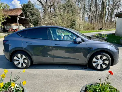 Tesla Model Y Long Range — SUV électrique haute performance, 43'000 km seulement — Heckansicht