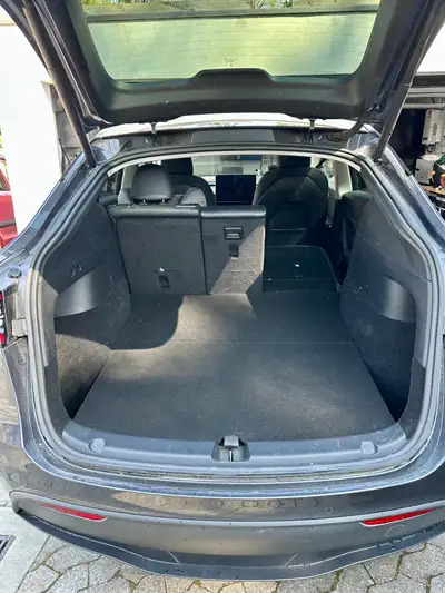 Tesla Model Y Long Range — SUV électrique haute performance, 43'000 km seulement — Armaturenbrett