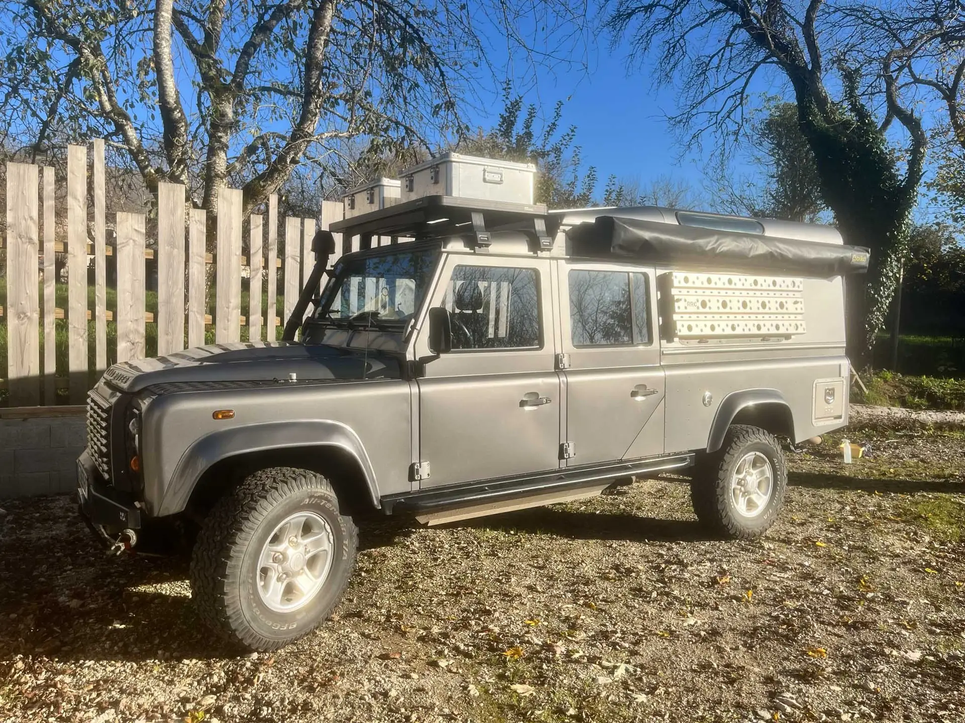 Land Rover Defender 130 SW — Légende 4x4 aménagée, prête pour l'aventure — Außenansicht