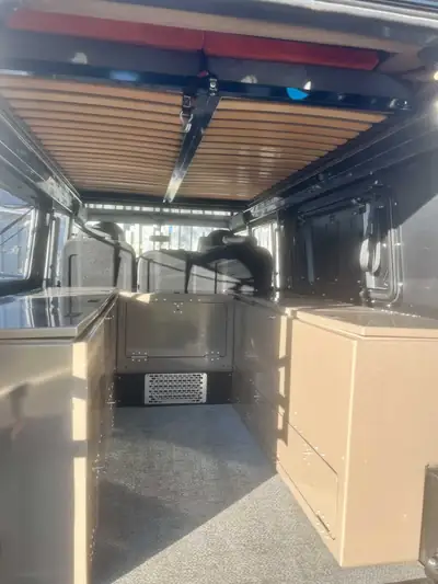 Land Rover Defender 130 SW — Légende 4x4 aménagée, prête pour l'aventure — Detail