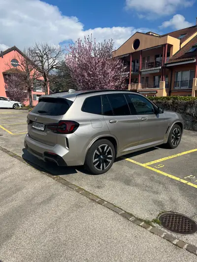 BMW iX3 Inspiring 2023 — SUV électrique premium, 50 000 km seulement — Seitenansicht