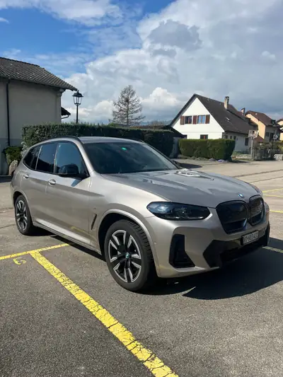 BMW iX3 Inspiring 2023 — SUV électrique premium, 50 000 km seulement — Außenansicht