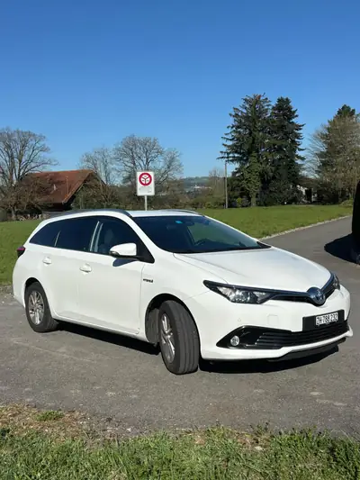 Toyota Auris 1.8 HSD Comfort — Hybride écologique, 198 000 km, sans accident — exterior view
